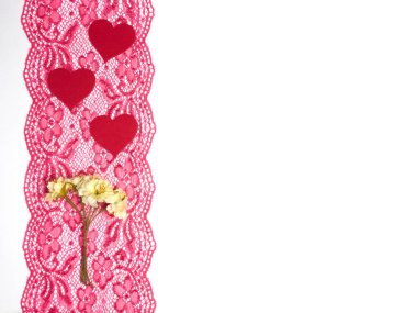 Kırmızı dantelli beyaz arka planda kırmızı kalpler ve çiçekler