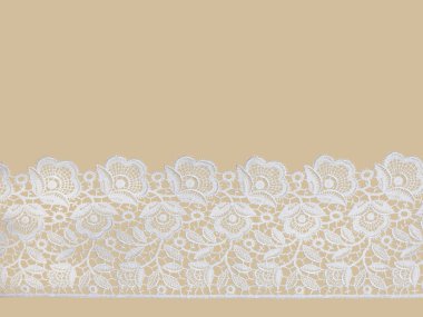 Bej arkaplanda beyaz bağcıklar satırda yatay olarak