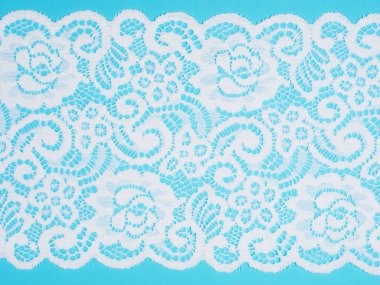 Mavi arkaplanda geniş beyaz dantel