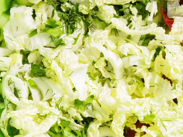 Arka planda salata olarak dilimlenmiş sebzeler