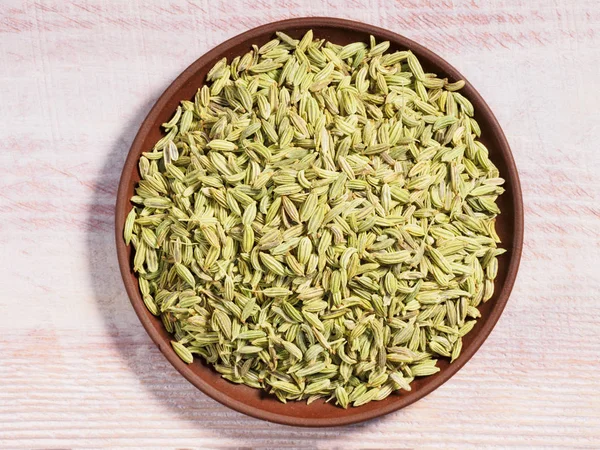 Baharatlı Fennel (Foeniculum vulgare) kahverengi bir kil tabakta ahşap bir zemin üzerinde