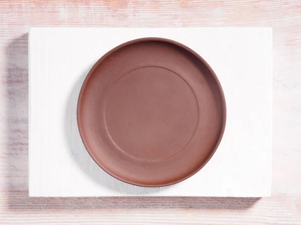 Placas de barro marrón sobre fondo de madera — Foto de Stock