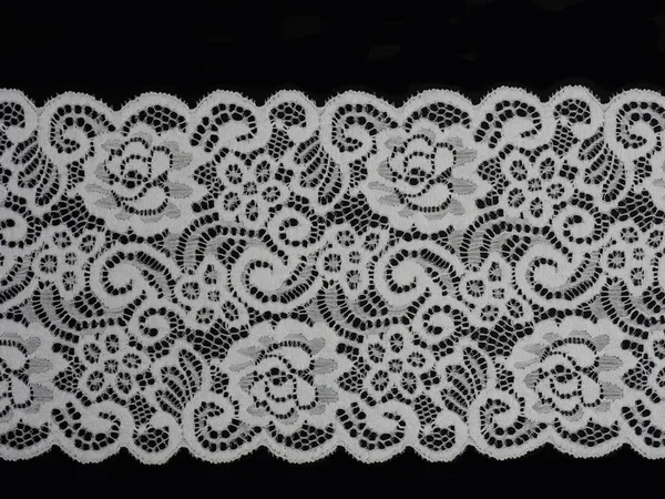 Szerokie białe sznurowadła na czarnym tle poziomo w jednym rzędzie — Zdjęcie stockowe