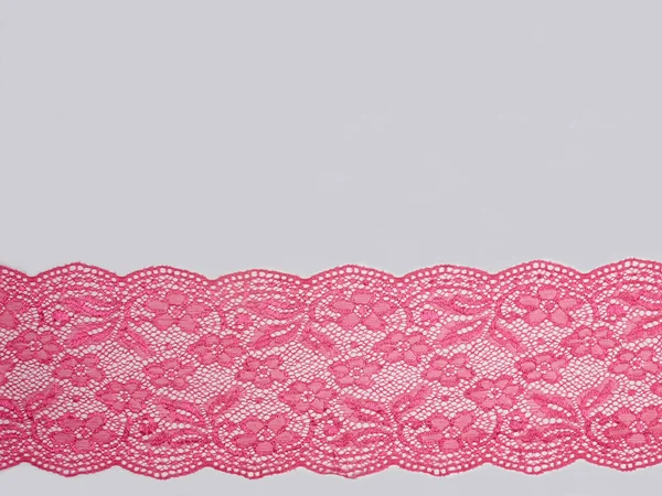 Růžová krajka na bílém pozadí — Stock fotografie