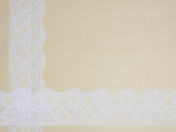 Bej arkaplanda beyaz dantel — Stok fotoğraf
