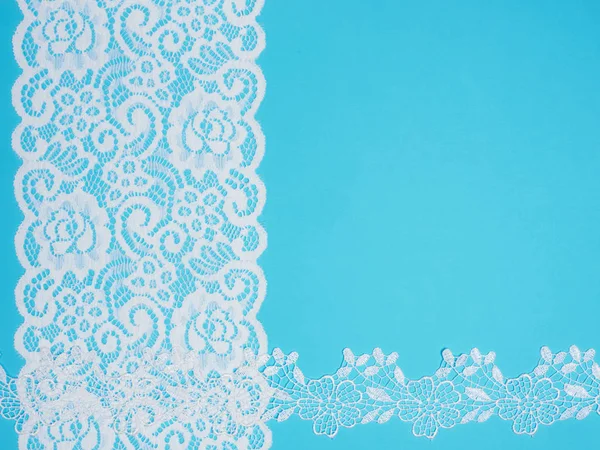 İki satırda mavi arkaplanda beyaz bağcıklar — Stok fotoğraf