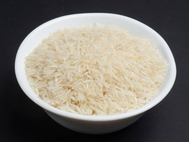 Beyaz basmati pilavı, siyah arka planda beyaz kase.