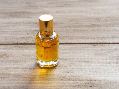Kahverengi ahşap zemin üzerinde sarı doğal aroma yağı olan kabarcık.