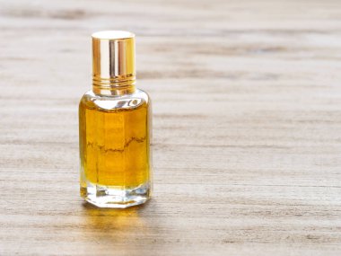 Kahverengi ahşap zemin üzerinde sarı doğal aroma yağı olan kabarcık.