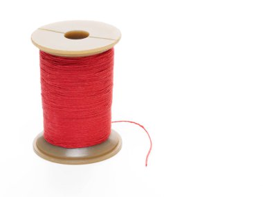 Beyaz arkaplanda dikey konumda kırmızı iplik makarası