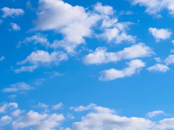 Nuages blancs sur fond de ciel bleu — Photo