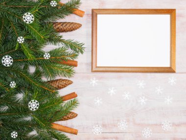 Noel arkaplanı köknar dalları, tarçın, koni, kar