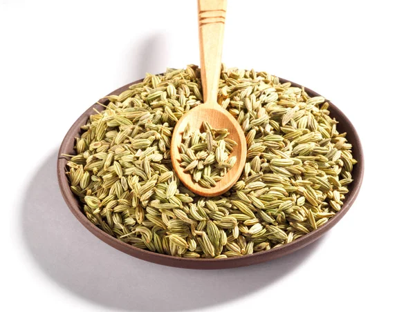 Kil tabakta kaşık ile rezene tohumları (Foeniculum vulgare) 