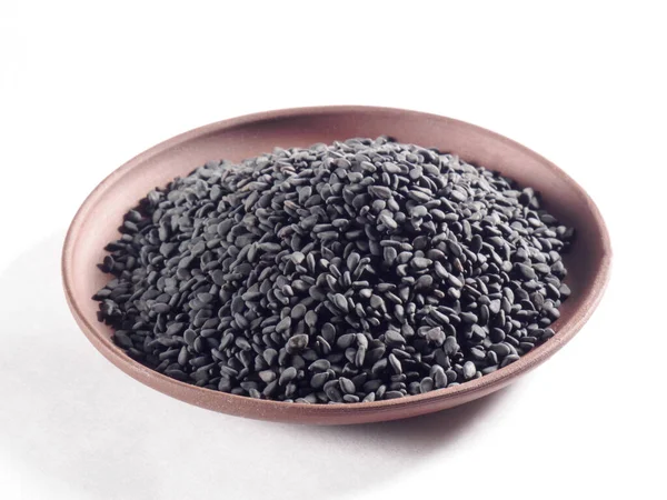 白背泥盘上的黑芝麻（Sesamum indicum） — 图库照片
