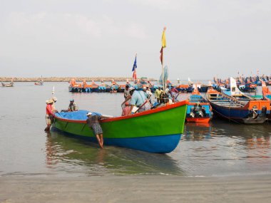 Hindistan, Kochin. ~ Nisan 06, 2019: Balıkçılar ve balıkçı tekneleri. C