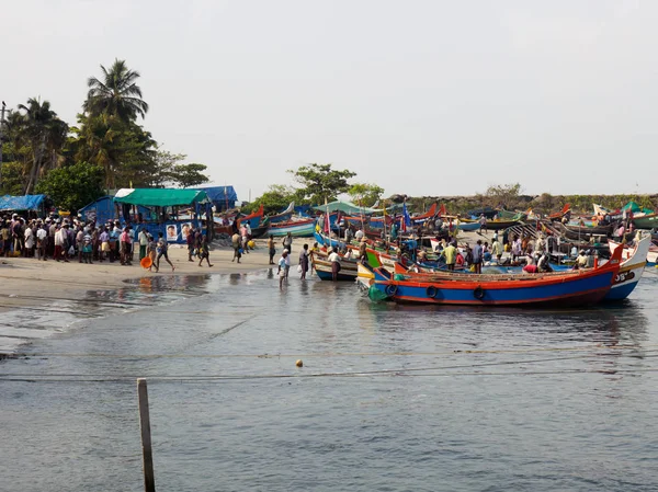 Indie, Kochin � � � � 06 kwietnia 2019: Łodzie rybackie i targ rybny — Zdjęcie stockowe