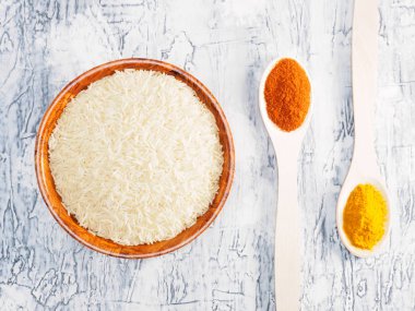 Lezzetli ve sağlıklı besin - baharatlı pirinç. Hint mutfağı.