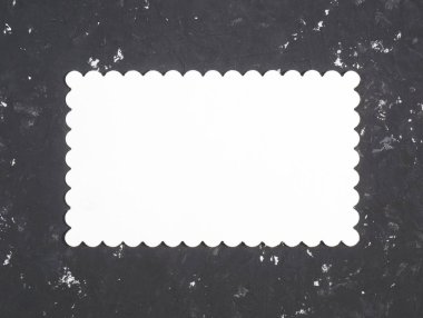 Siyah beton arka planda kopyalama alanı için beyaz isim plakası