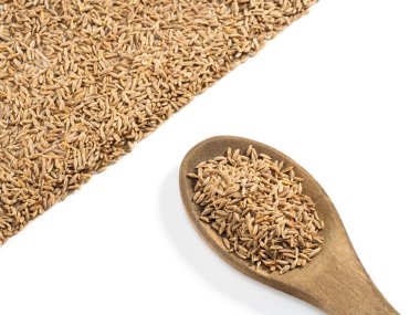 Kimyon tohumları (Cuminum), beyaz bir sırt üzerinde tahta kaşıkta jeera