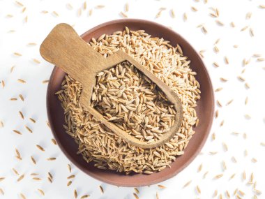 Kimyon tohumları (Cuminum), Jeera (ahşap kepçe ve kil tabakta)