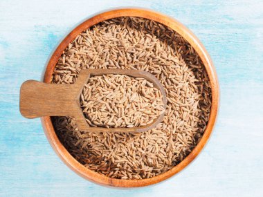 Kimyon tohumları (Cuminum), Jeera yatay olarak ahşap bir kepçe ve 