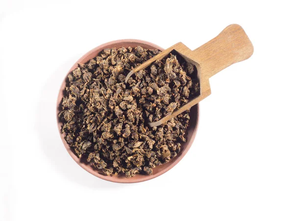 Té granular fermentado de hojas de cereza (Cerasus) en plancha de arcilla — Foto de Stock