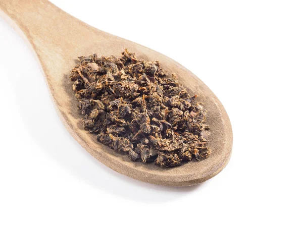 Fermentierter körniger Tee aus Kirsch- (Cerasus-) Blättern in Holzsp — Stockfoto