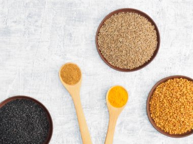 Baharatlar, kopyalama alanı olan beyaz beton arka plan üzerine kurulmuş. Modern 