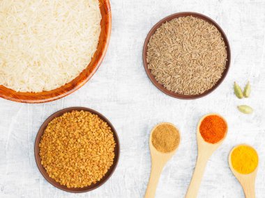 Baharatlar ve pirinç beyaz beton arka planda. Modern apothec