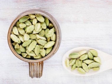 Baharat yeşili kakule (Elettaria kakule) kilden bir fincanda