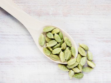 Kaşık köşesinde baharat yeşili kakule (Elettaria kakule)