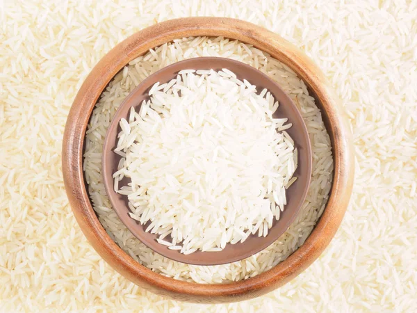 Arroz em tigela e prato de barro. Contexto do arroz basmati. Índia — Fotografia de Stock