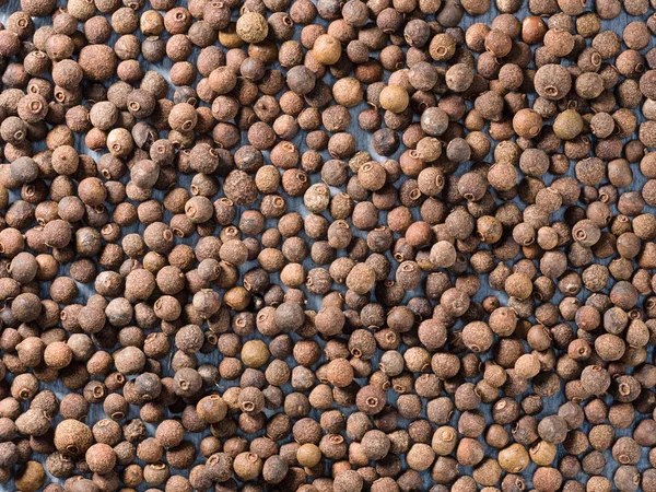 Allspice (Jamaica peper) op een grijze cementachtergrond — Stockfoto