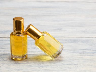 Beyaz ahşap sırtında sarı doğal aroma yağı olan iki baloncuk.