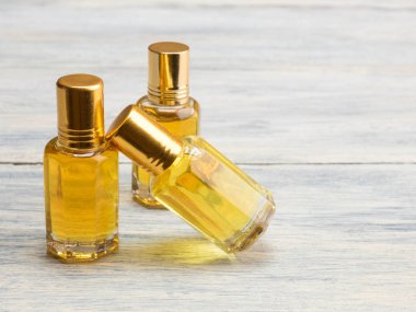 Beyaz ahşap sırtında sarı doğal aroma yağı olan üç baloncuk.