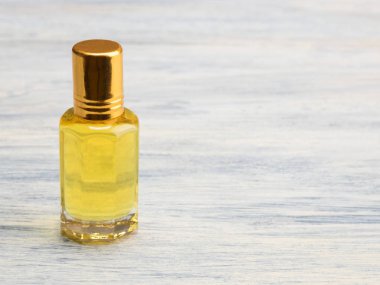 Beyaz ahşap bir sırtüstü sarı doğal aroma yağlı kabarcık.