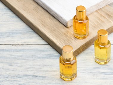 Beyaz ve kahverengi üzerine sarı doğal aroma yağı sürmüş üç baloncuk. 