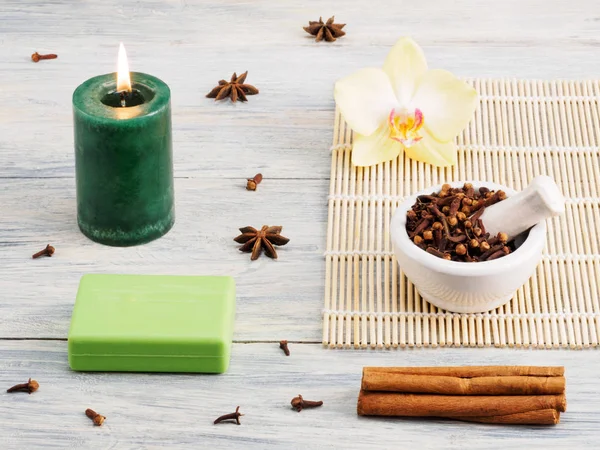 Naturaleza muerta de ingredientes naturales de aromaterapia en una madera blanca — Foto de Stock