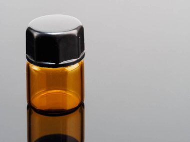 Kozmetik ürünleri için siyah kapaklı boş sarı şişe izole