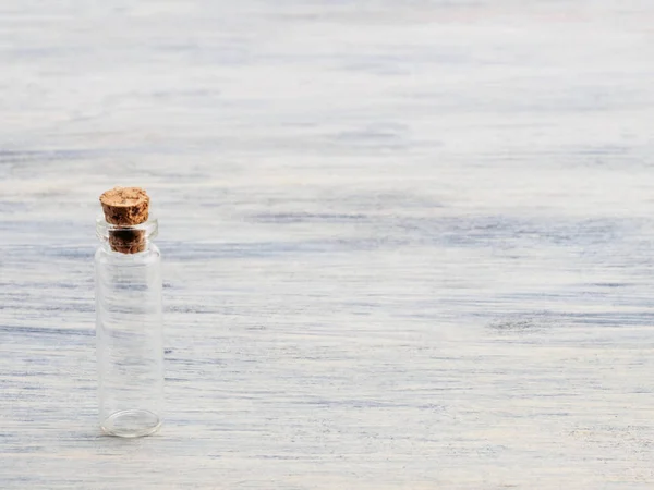 Прозора скляна пляшка для продуктів ароматерапії на дерев'яному спині — стокове фото