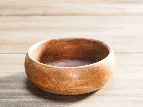Дерев'яна чашка для косметичних продуктів на коричневому дерев'яному фоні — стокове фото