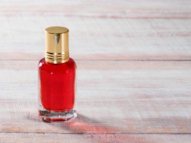 St. John 's (Hypericum) kahverengi ahşap bir sırt Grou üzerinde bitki yağı