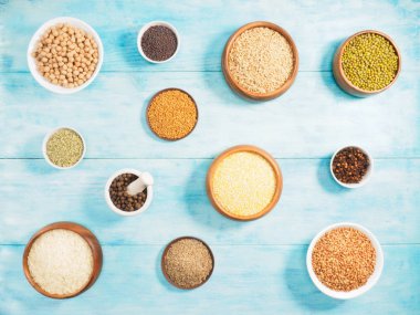 Pirinç, yeşil gram, tüm baharatlar, bütün baharatlar, karabuğday, yulaf,