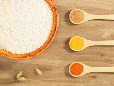 Pirinç, yeşil kakule, masala, zerdeçal, kahverengi wo üzerine kırmızı biber.