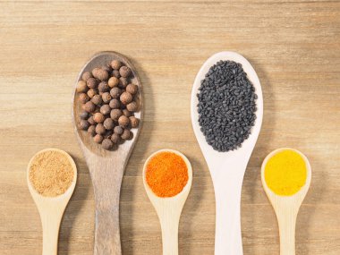 Allspice, siyah kimyon, zerdeçal, masala, kahverengi üzerine kırmızı biber.