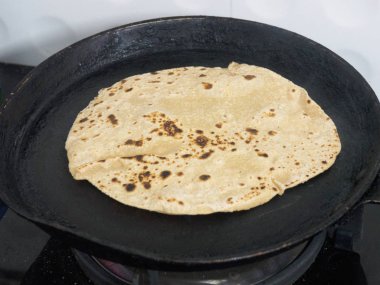 Kochi, Kerala 'da Hint Chapati ekmeği pişiriyorum.