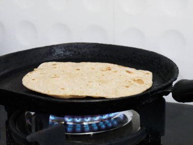 Kochi, Kerala 'da Hint Chapati ekmeği pişiriyorum.