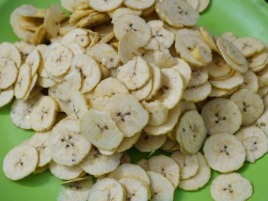 Kochi, Kerala 'da pişirme cipsleri için ince dilimlenmiş muz.