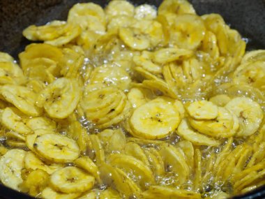 Kochi, Kerala 'da yağda muz cipsi pişiriyorum.