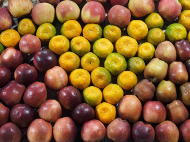 Piyasada portakal ve kırmızı elmalar. Kochi, Kerala.